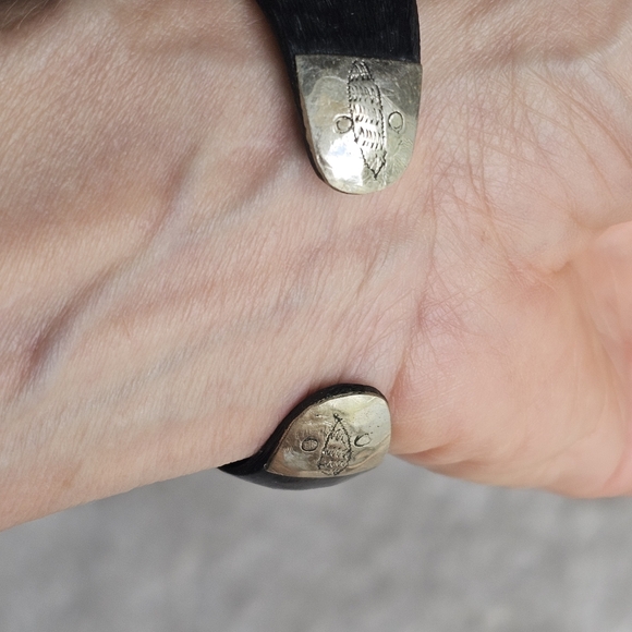 Hand carved bone bracelet with hand hammered etched silver on-lays Artis… - Picture 8 of 17